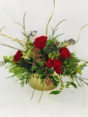 Red and Gold Christmas Table Arrangement Red and Gold Christmas Table Arrangement