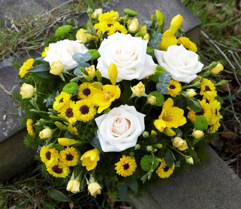 Yellow and White Posy Flower Arrangement Yellow and White Posy Flower Arrangement